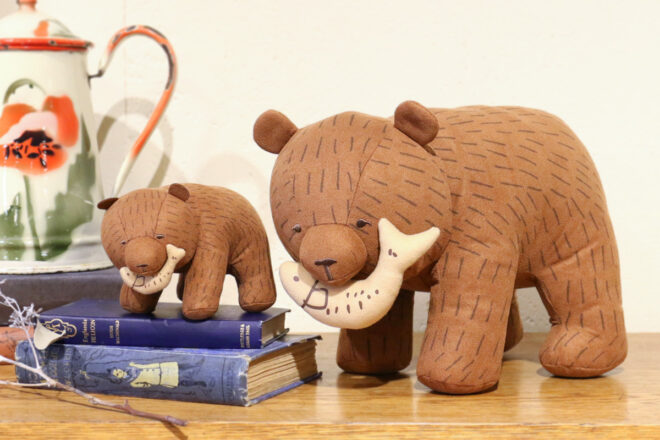 北海道のあの定番民芸品をキュートに”ぬいぐるみ化”「木彫りクマ