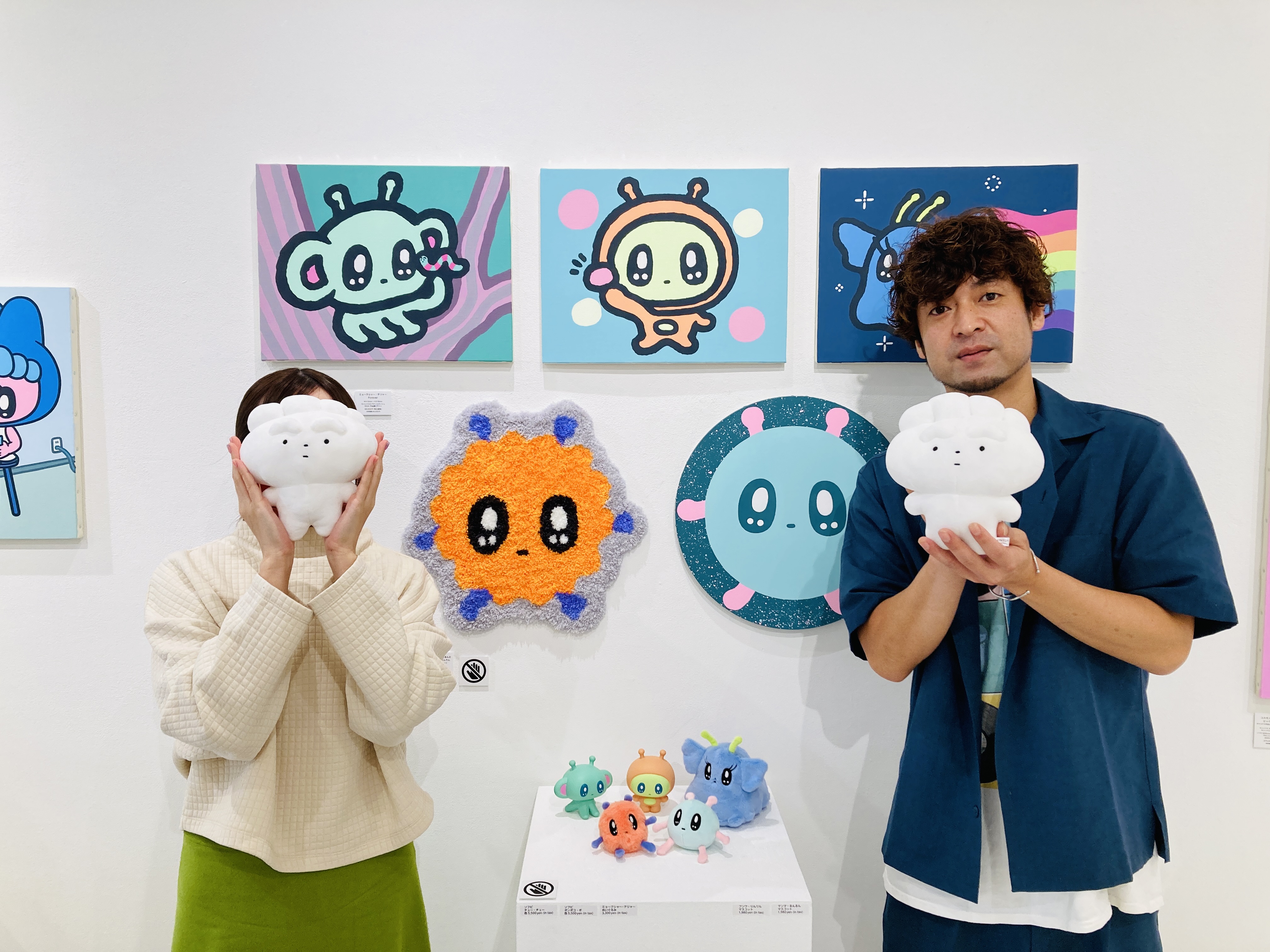 対談中にお互いの似顔絵を描いてみたら…!? 個展開催中の人気