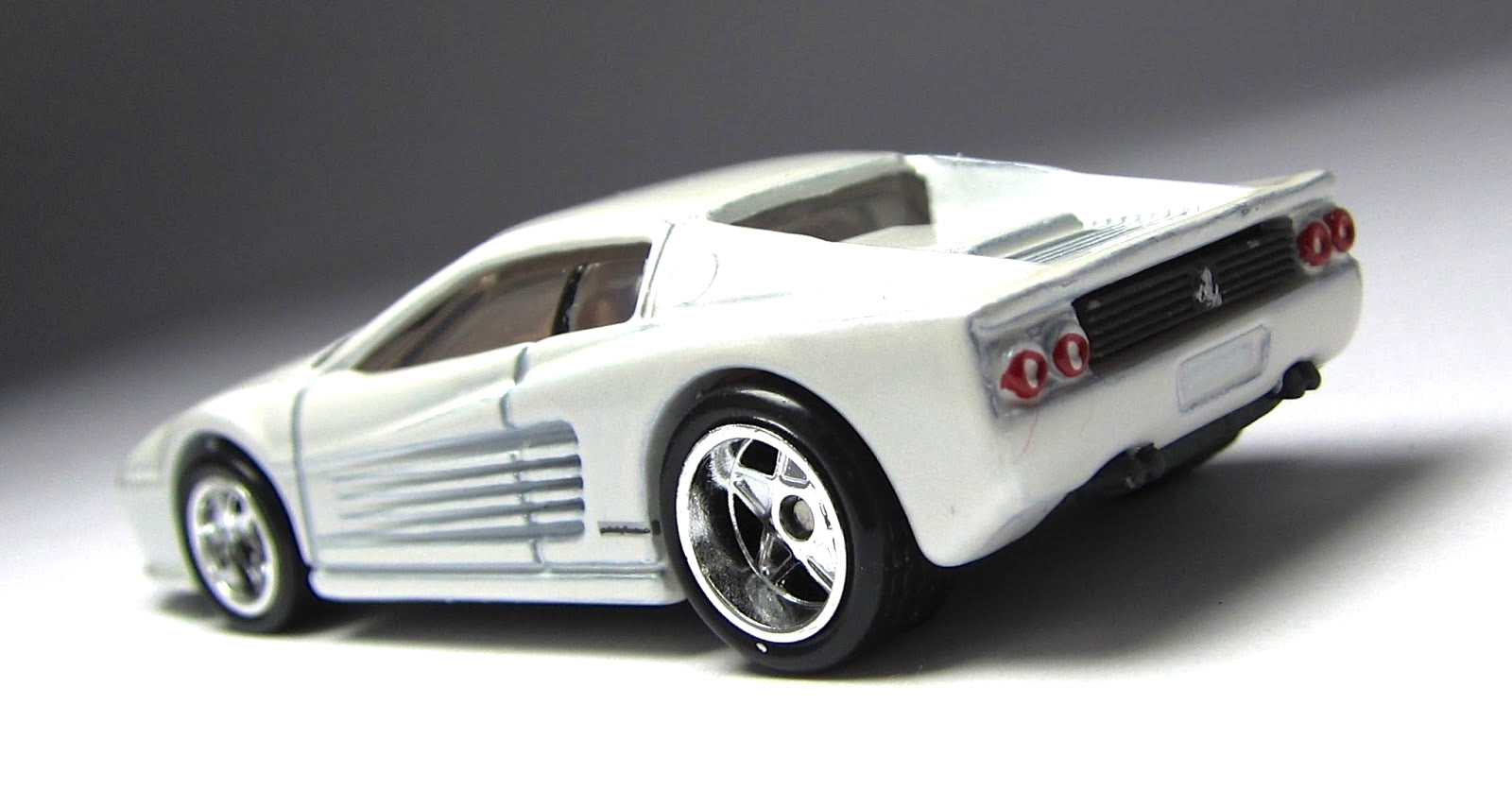 Hot Wheels Ferrari F512 M – Miami Vice Retro Series – Magnonus