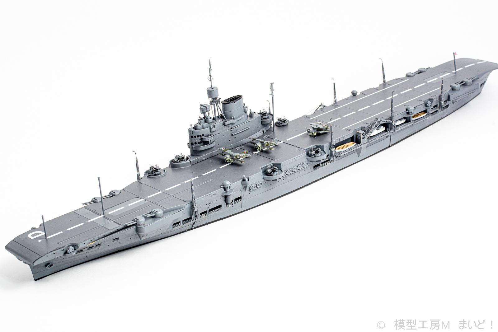 アオシマ 1/700 イギリス海軍航空母艦 イラストリアス 完成 HMS