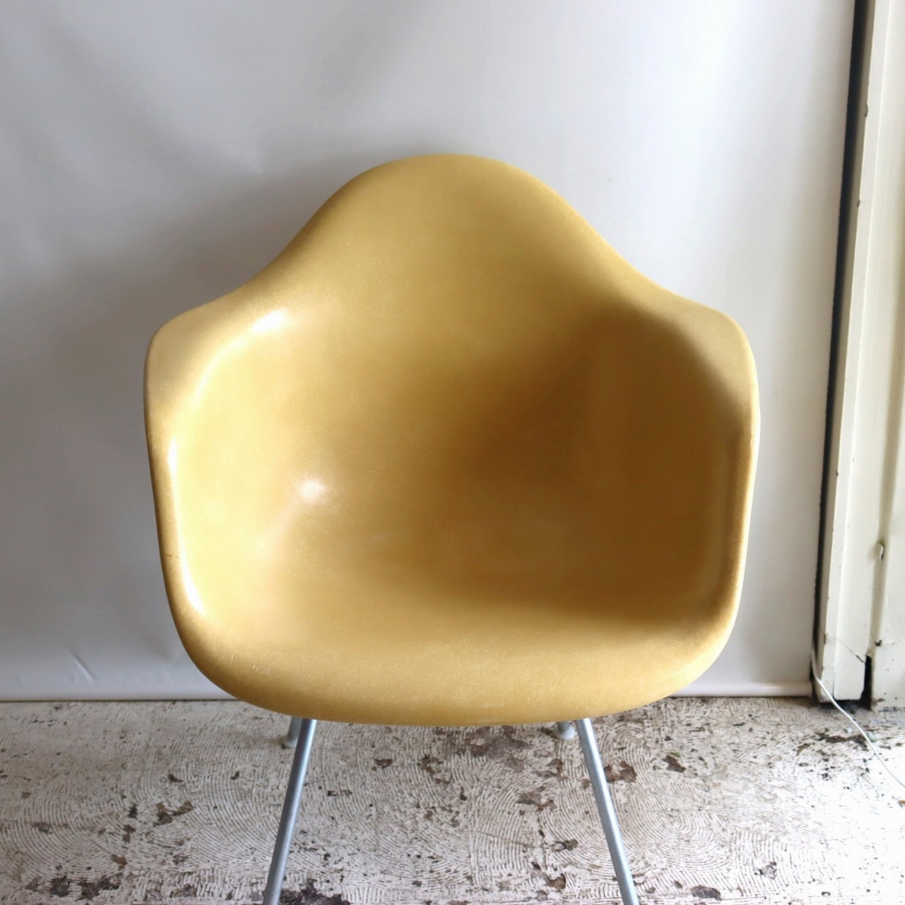 ハーマンミラー社製アームシェルチェア(オークルライトFRP) | イームズ