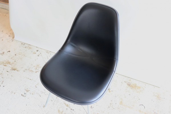 ハーマンミラー社製イームズ サイドシェルチェア ナウガブラック