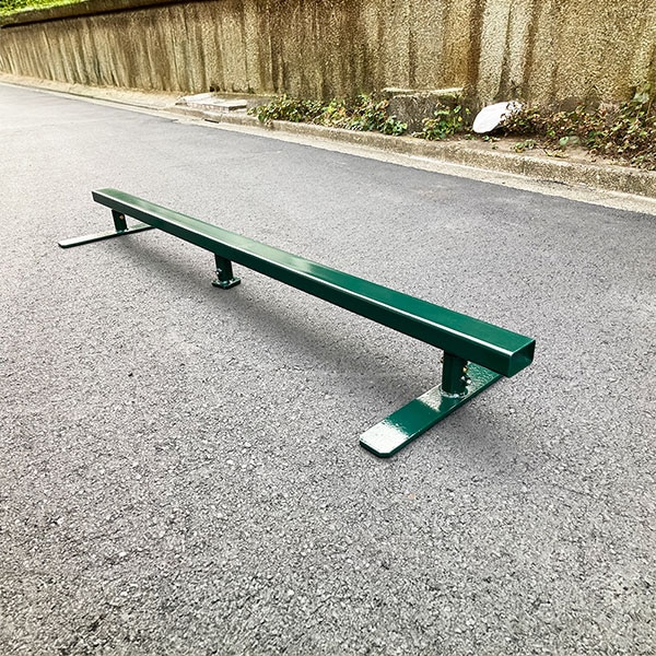 室内 鉄棒、体育体操マット、スケートボードセクション スケボーレール