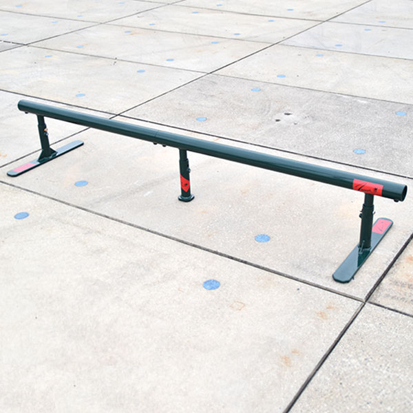 室内 鉄棒、体育体操マット、スケートボードセクション スケボーレール