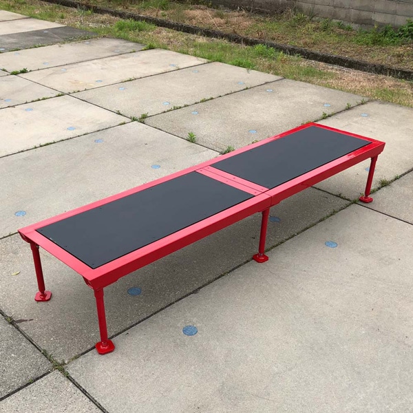 室内 鉄棒、体育体操マット、スケートボードセクション スケボーレール