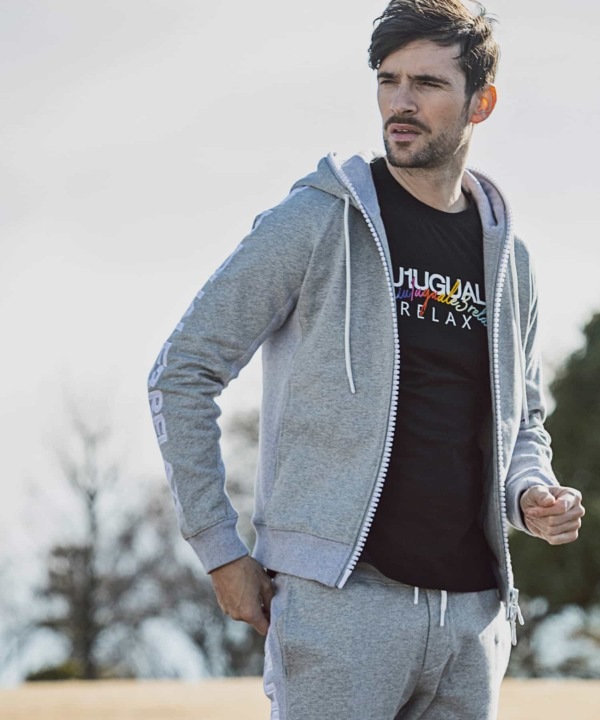 1PIU1UGUALE3 RELAX「ビッグファスナーサイドロゴアップリケスウェット