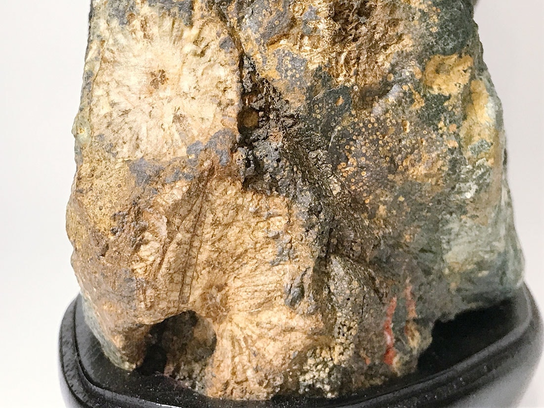 岐阜県根尾谷産 菊花石 (木製台座付き)