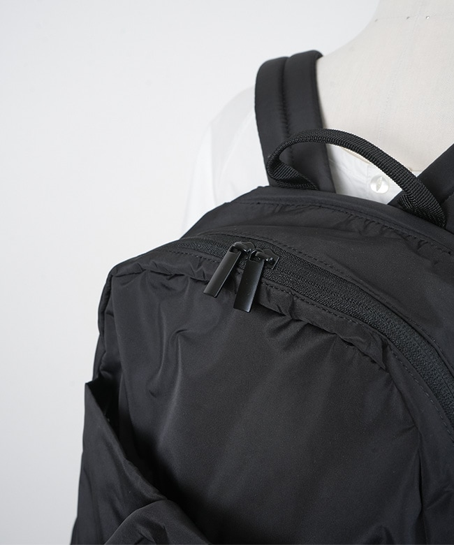 13WGB239304]emmi(エミ)eco 撥水ギャザーボディーバックパック