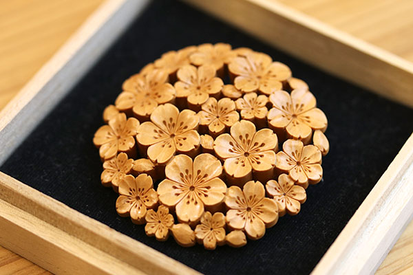 受注生産】つげ細工のブローチ（透かし彫桜）