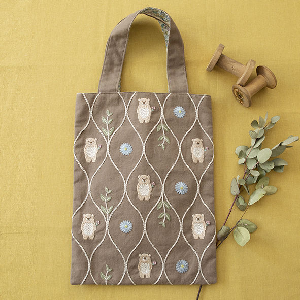 piece Chicchiさんの動物刺しゅうキット くまさんとブルーデイジーのお