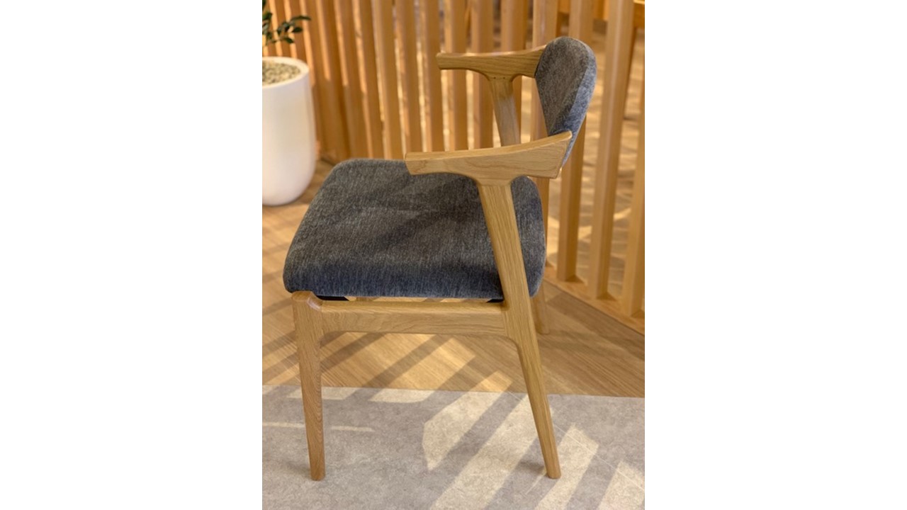 セミアームチェア Flut (フラット) ウォールナット/オーク