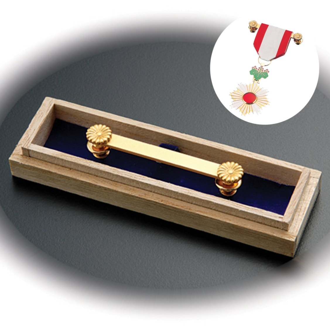 叙勲褒章叙位の記念品と額縁 佩用金具【はいようかなぐ】桐箱入