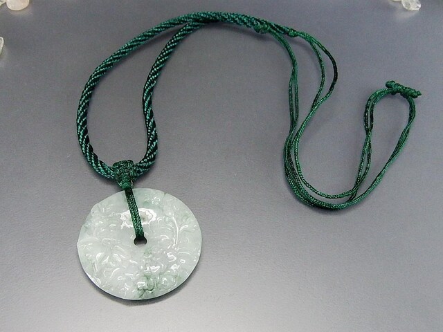 綺麗ひすい本翡翠ジェダイト花彫り平安扣ペンダント紐ネックレス