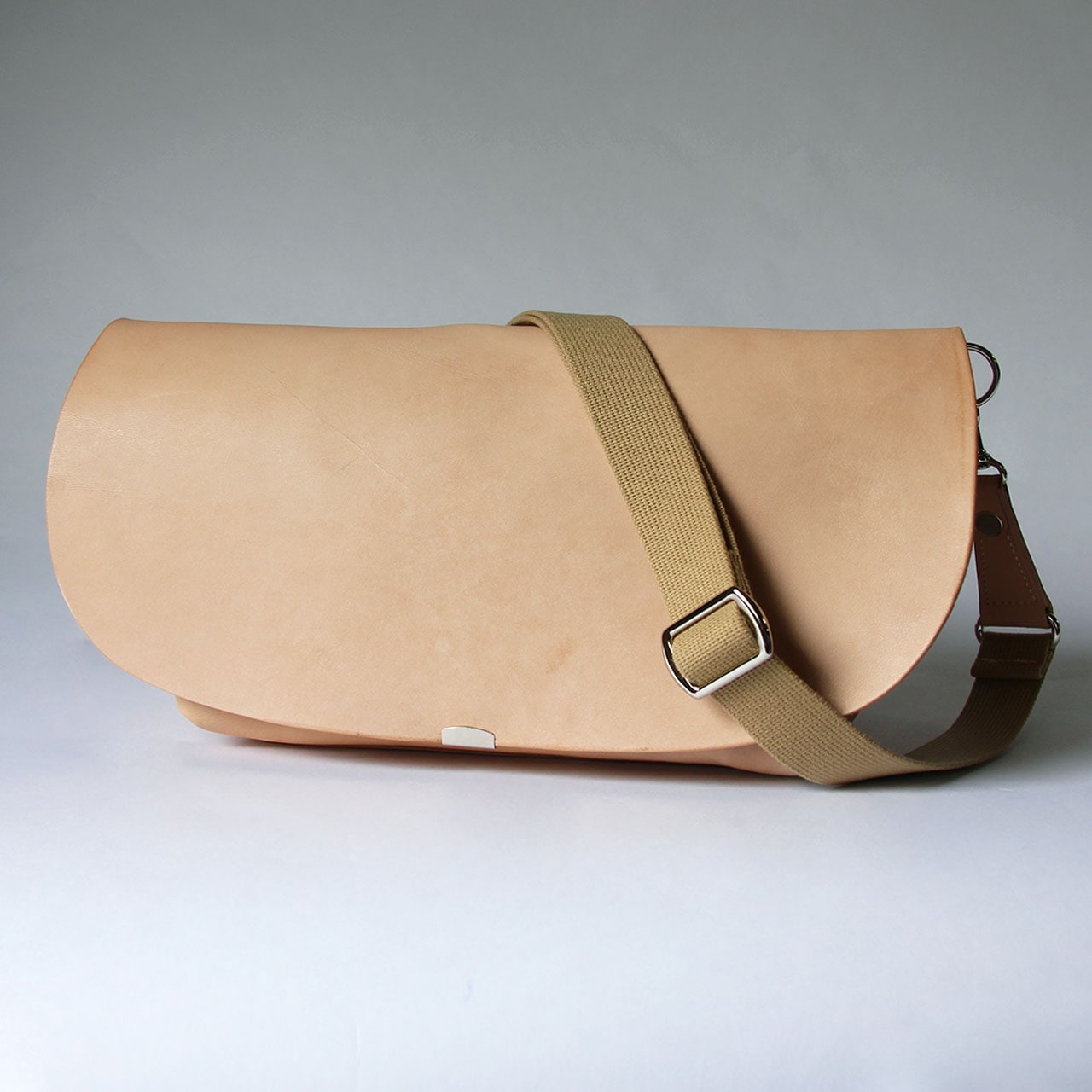 本ヌメ革 牛革 総かぶせ メッセンジャーバッグ 】 ボディバッグ