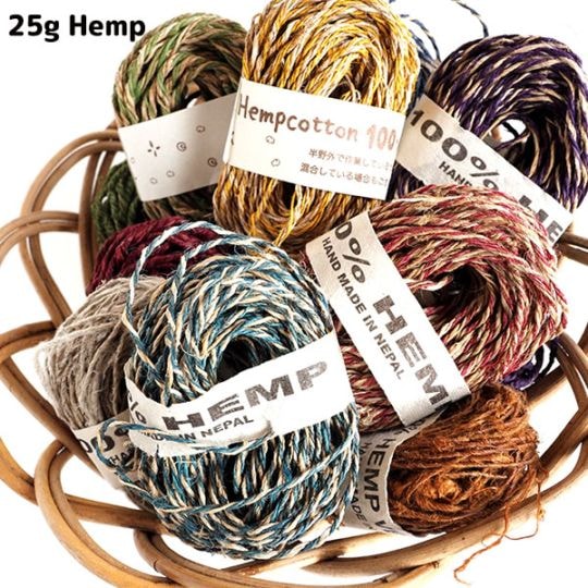 自然な色合いと質感を持つナチュラルダイヘンプ麻糸ボール玉25gです