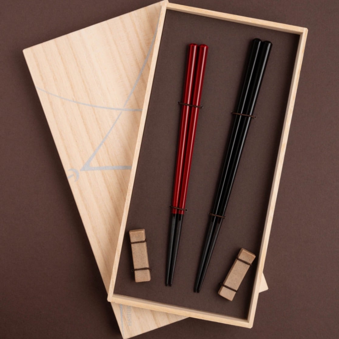 黒檀 六角 漆塗分 ペア 黒/赤 23cm/21.5cm 砂岩箸置付 ギフト箱付 | お