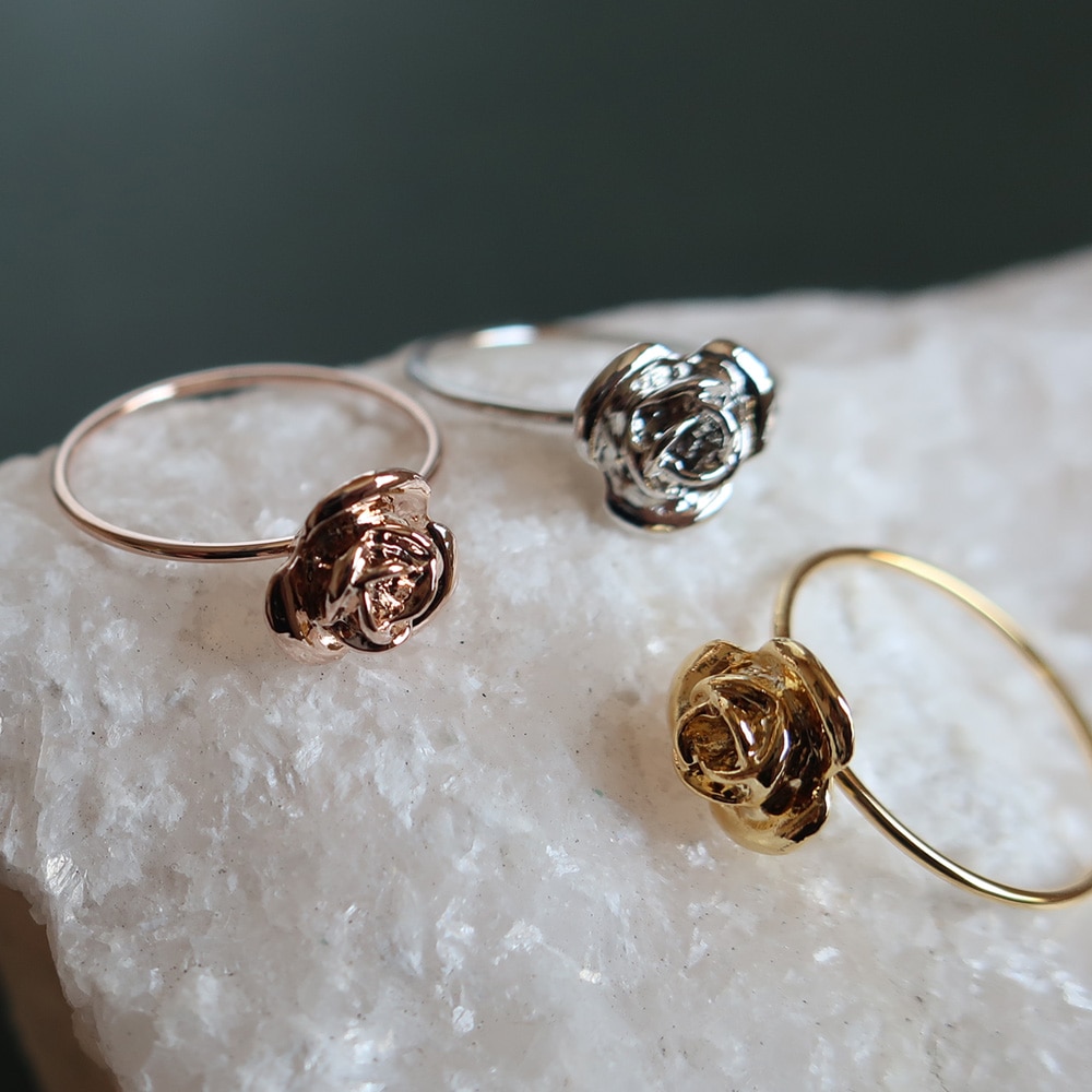 日本製 立体的な薔薇モチーフが指先にそっと咲く、エレガントな