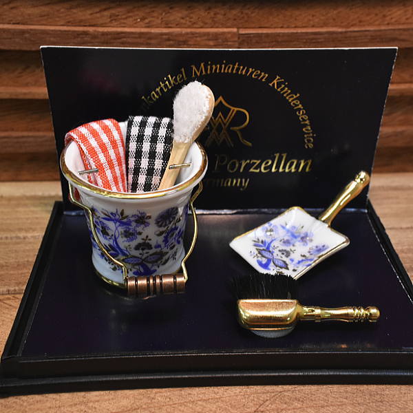 Reutter】ロイターポーセリン ミニチュア雑貨 おそうじタイム [RP1827