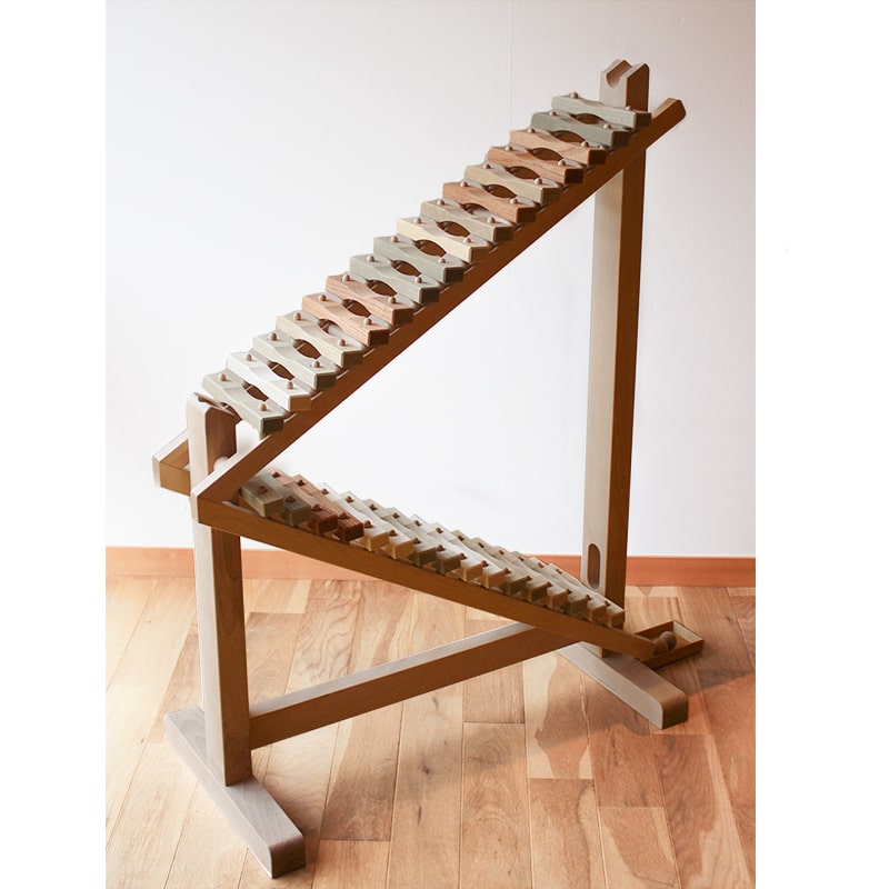 森の合唱団 【樹種の違う音盤をドレミの音階に並べた不思議な木琴