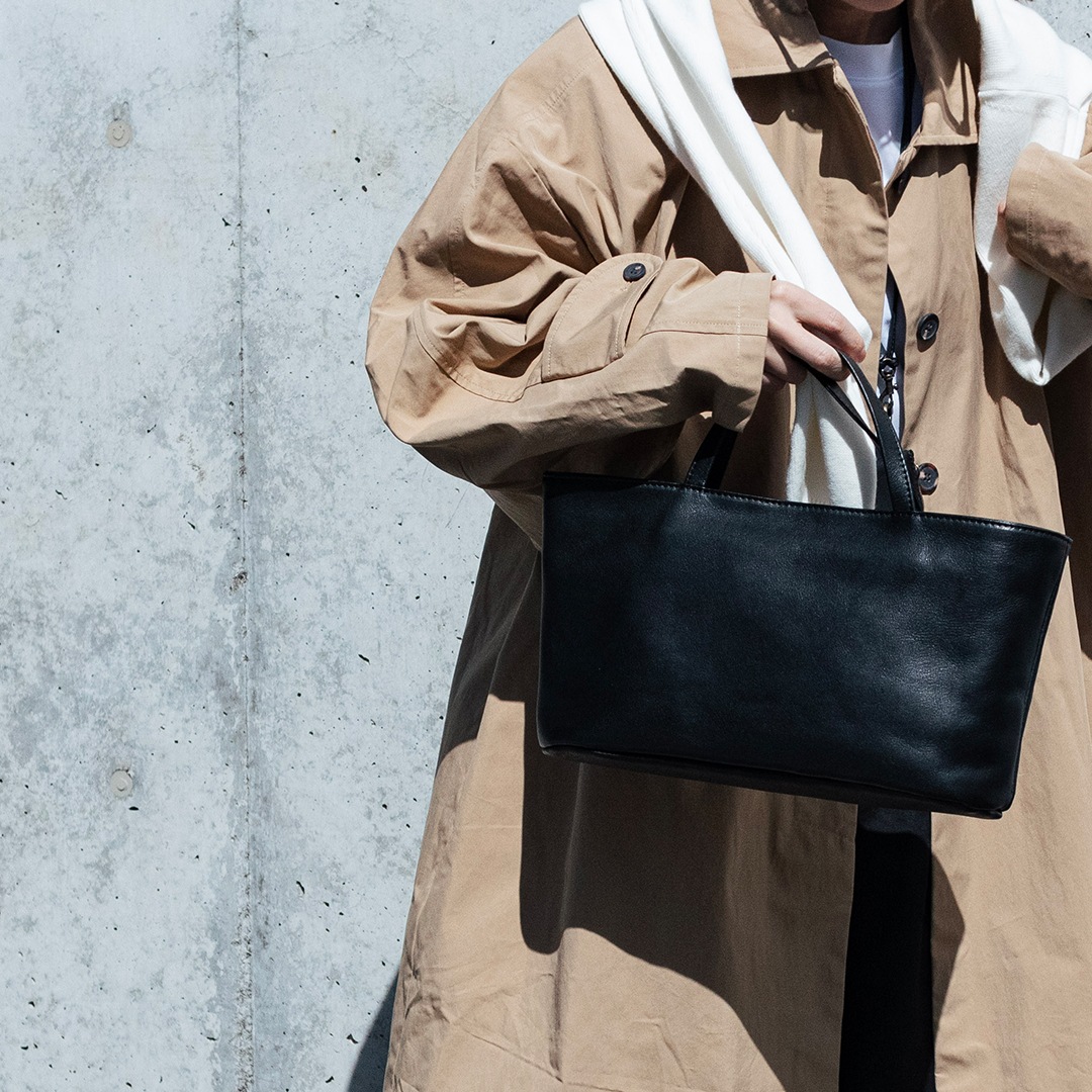 かぶせ付き横長レザートート｜本革・日本製トートバッグ｜上品で軽量