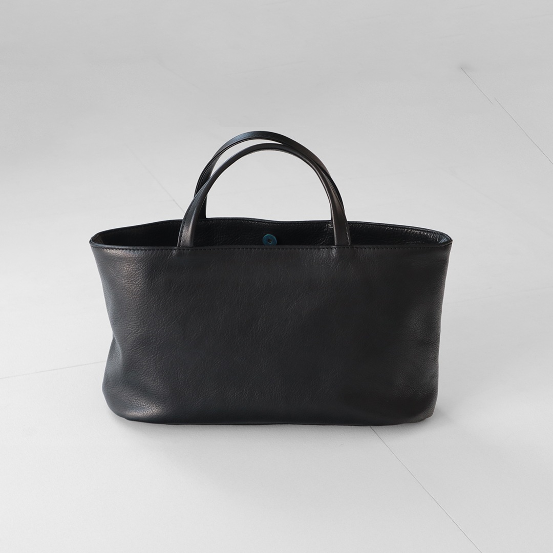 かぶせ付き横長レザートート｜本革・日本製トートバッグ｜上品で軽量