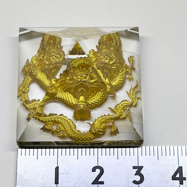クリスタル四角錐 金龍 3.2cm角 水晶ピラミッド龍彫り |くりすたる