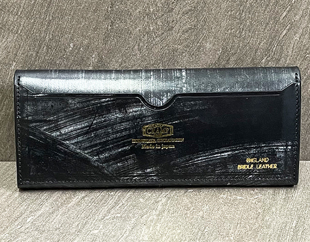 CRAMP / 池之端銀革店 真鍮のフロント金具がアクセント。 スリーブ付き