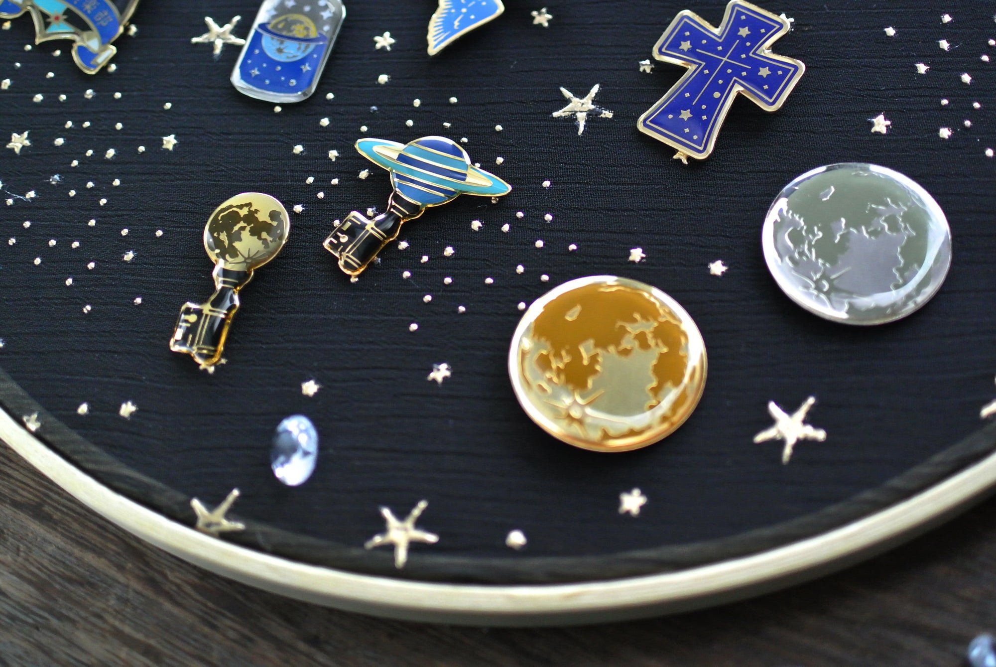 星・月・星座デザインのピンバッジ 11種 – 宙フェス夜市