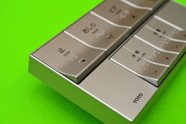 電池不要のTOTOエコリモコンを分解してみた - まず分解。