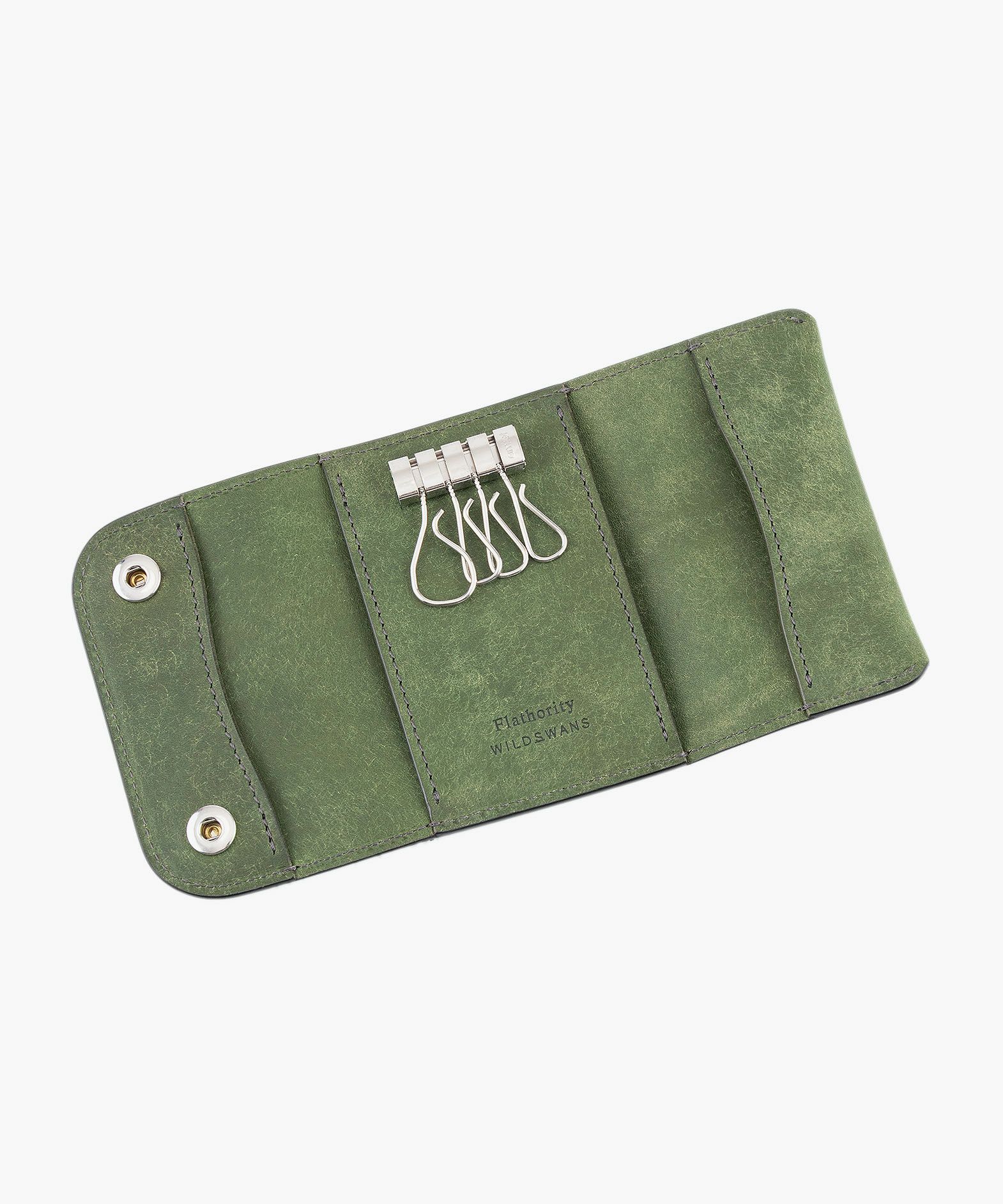 フラソリティ × ワイルドスワンズ フラップキーケース | 大人のバッグ