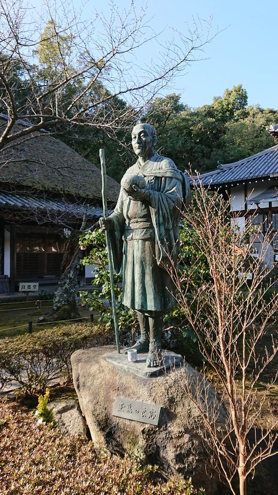 托鉢姿の良寛像 - 倉敷市、良寛像の写真 - トリップアドバイザー