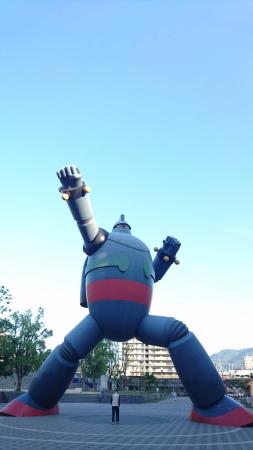 我らが鉄人28号はこの大きさです。下は大人です。 - 神戸市、若松公園