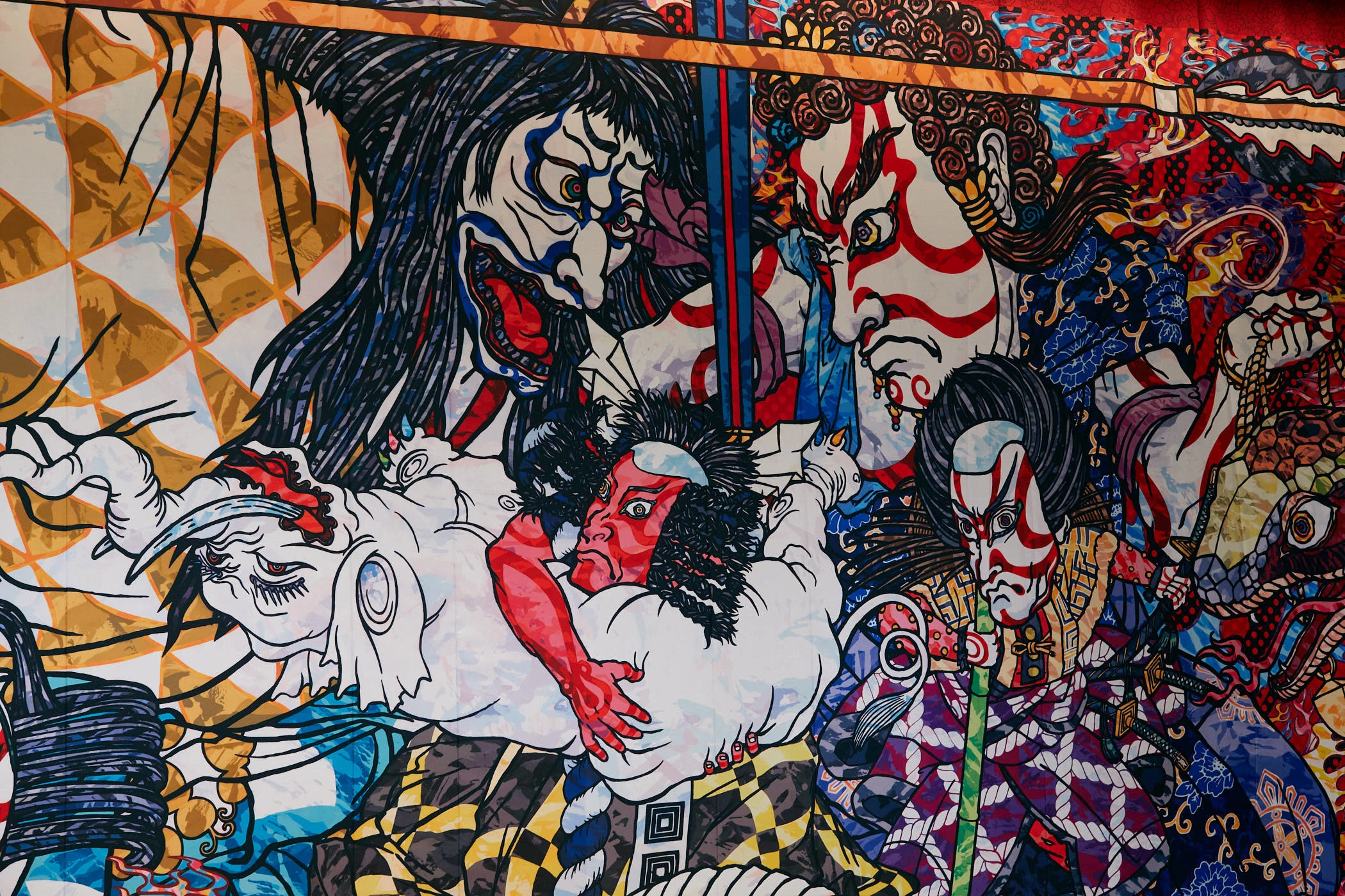 村上隆作の「祝幕」が歌舞伎座に登場、市川海老蔵の十三代目團十郎襲名