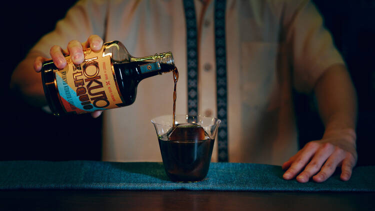 琉球泡盛と沖縄黒糖で作る、世界初の黒糖リキュール「KOKUTO DE LEQUIO