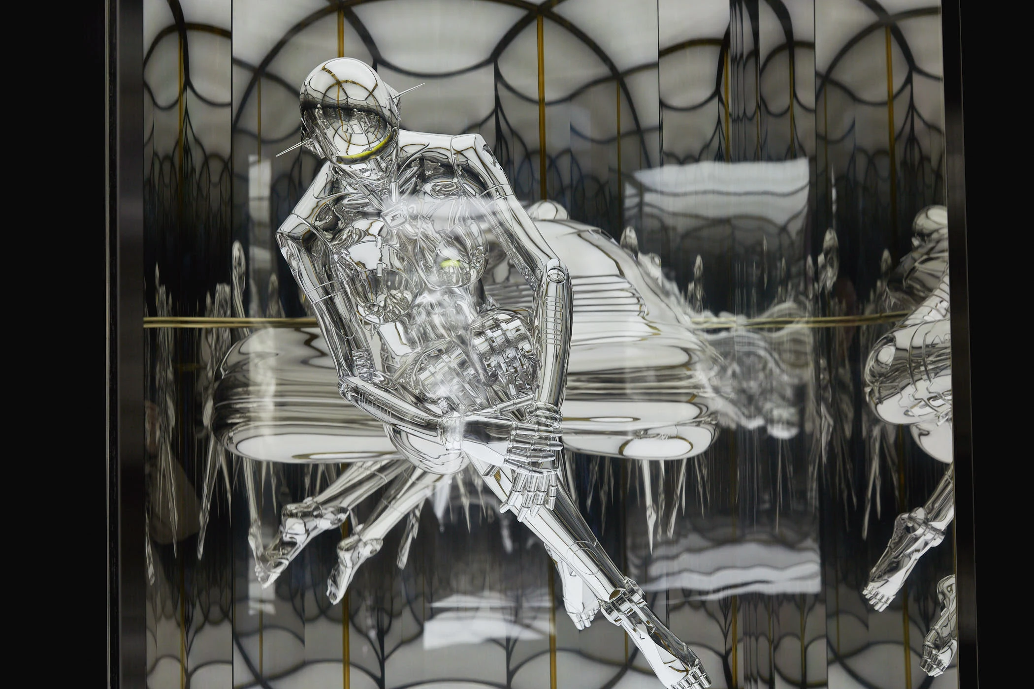 原宿の中心でかっけーと叫ぶ、空山基の新作個展「Space Traveler」