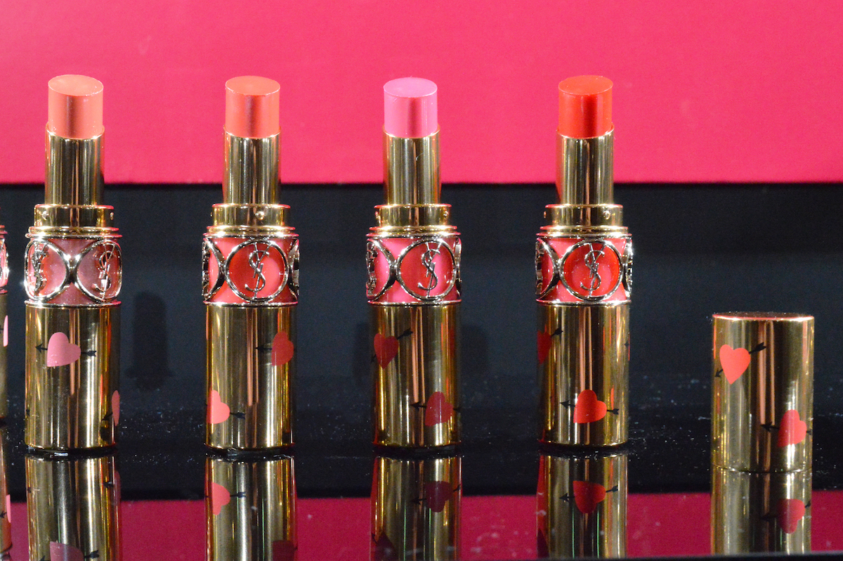 ハートを散りばめた愛のデザイン SNSで話題の「YSL」限定コレクション