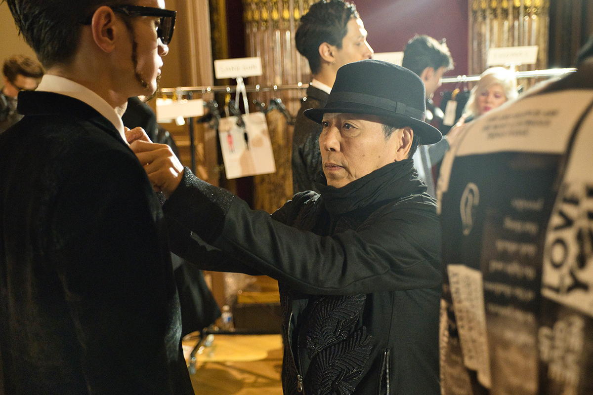 パリメンズ10周年記念の「リンシュウ」が“透明なウエア”という新香水