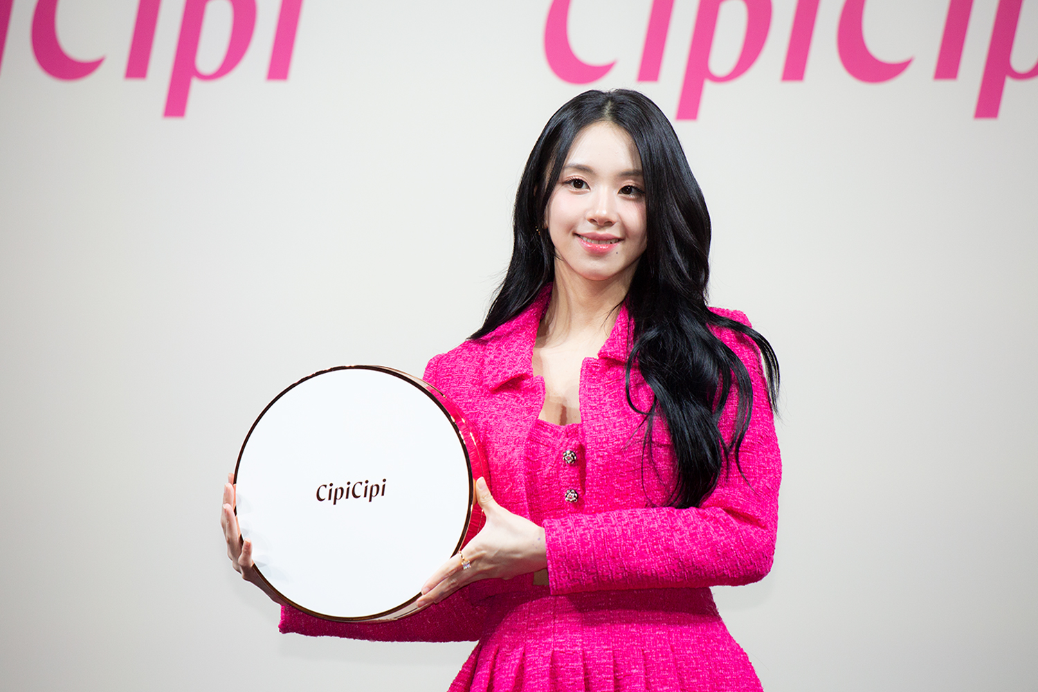 TWICEのチェヨンが「シピシピ」の新商品発表会に登場 「日本の化粧品