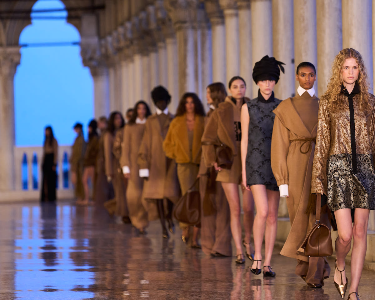 マックスマーラ」がベネチアで25年リゾートを発表 荘厳なドゥカーレ