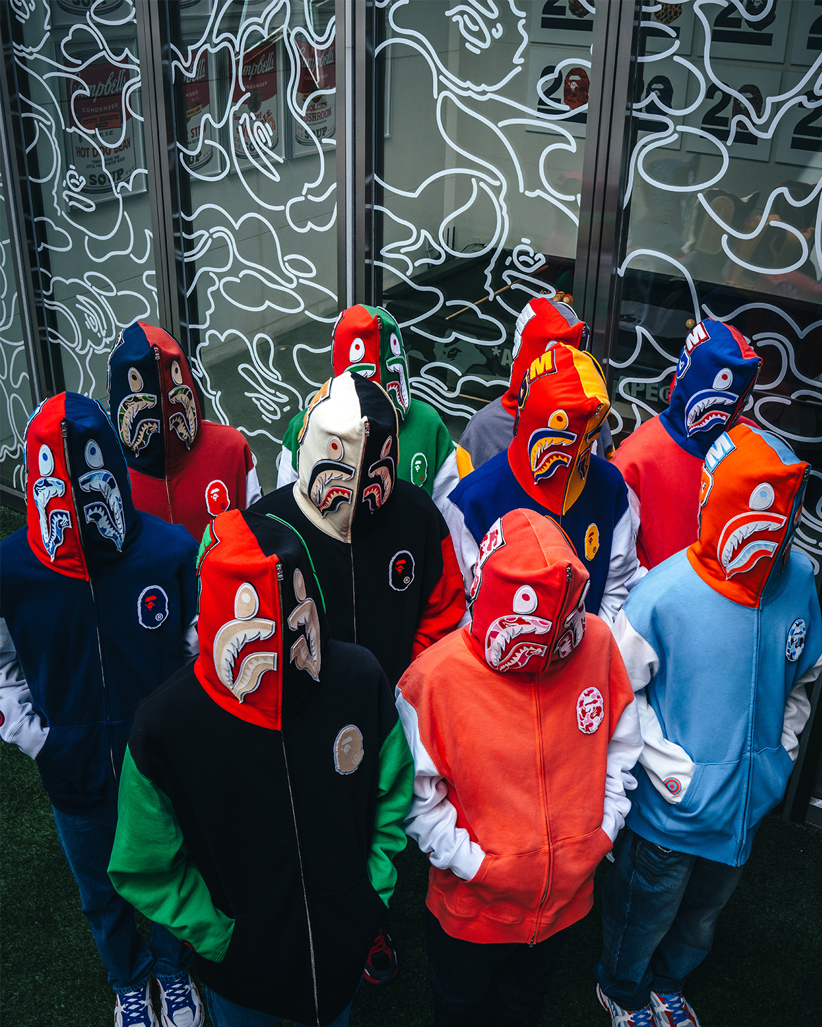 ア ベイシング エイプ®」が“シャークフーディー”20周年ポップアップを