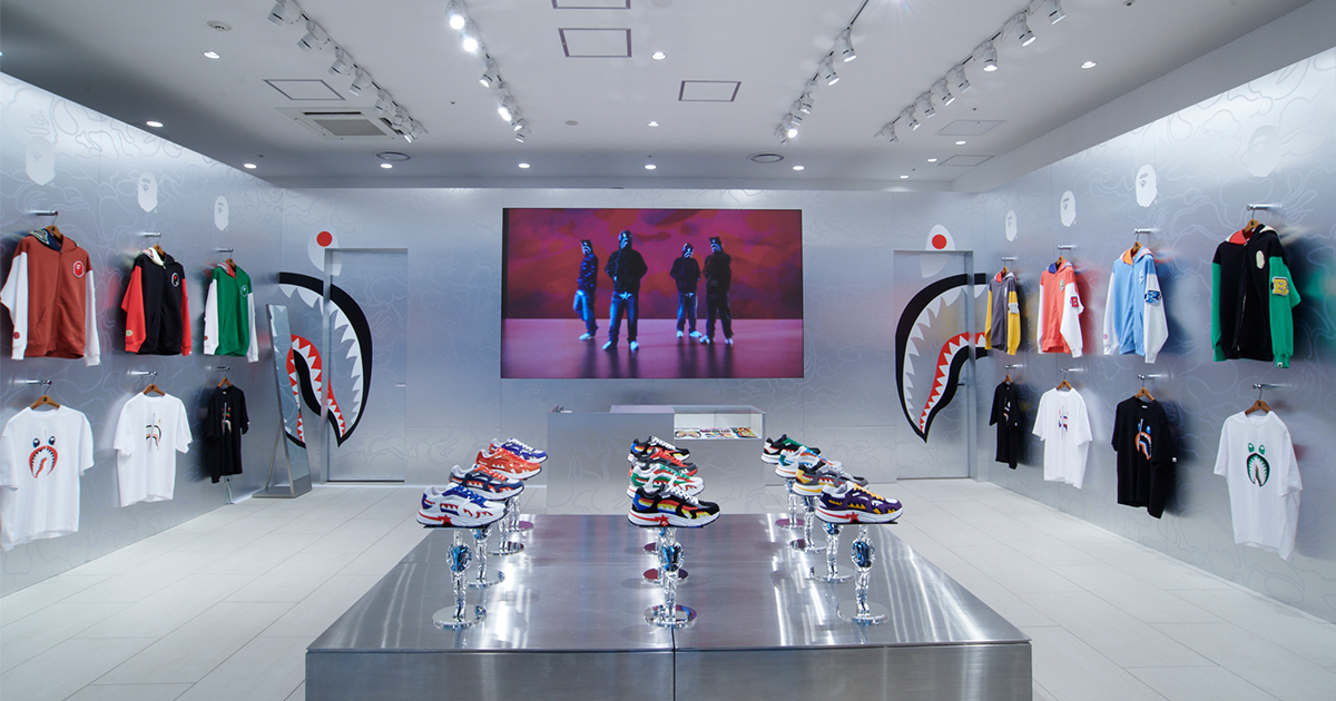 ア ベイシング エイプ®」が“シャークフーディー”20周年ポップアップを