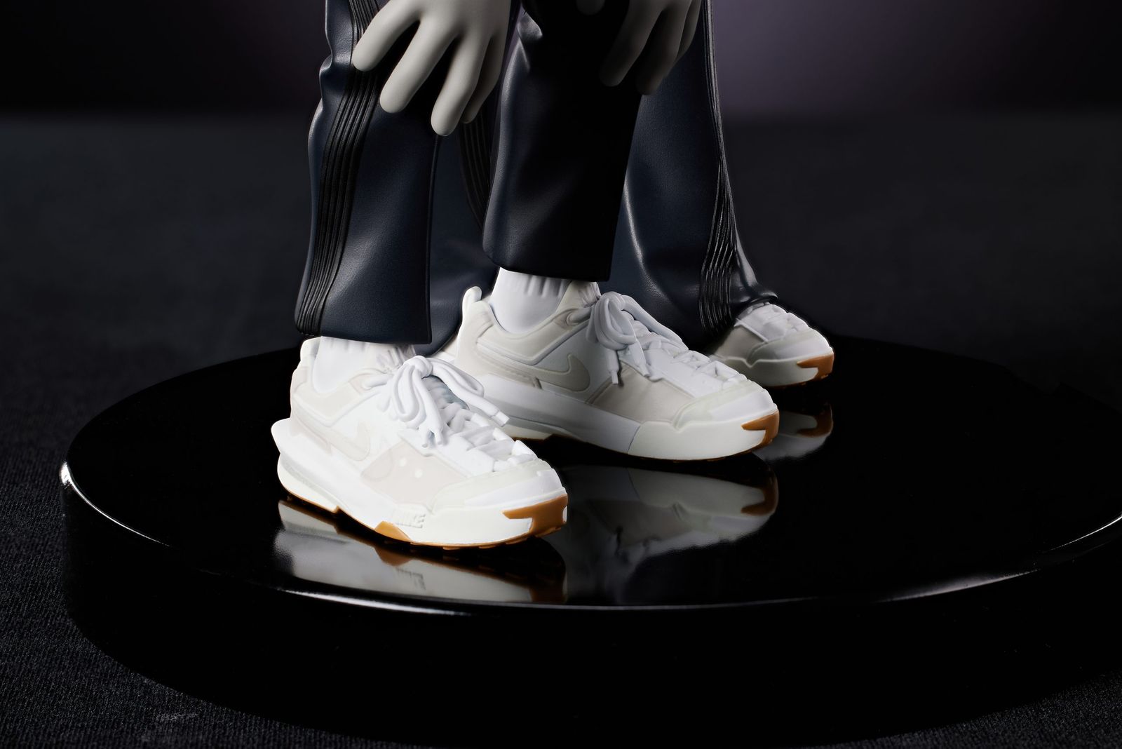 サカイ」と「ナイキ」のコラボ新作発売 花井祐介のスカルプチャーも