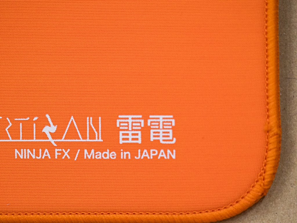 ARTISANのスピード系ゲーミングマウスパッドFX 雷電にオレンジのカラー