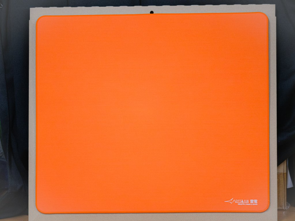 ARTISANのスピード系ゲーミングマウスパッドFX 雷電にオレンジのカラー