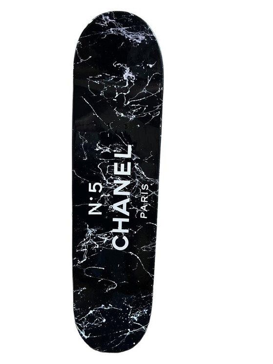 ▷ Chanel Marbled black and white skateboard by Guillaume
