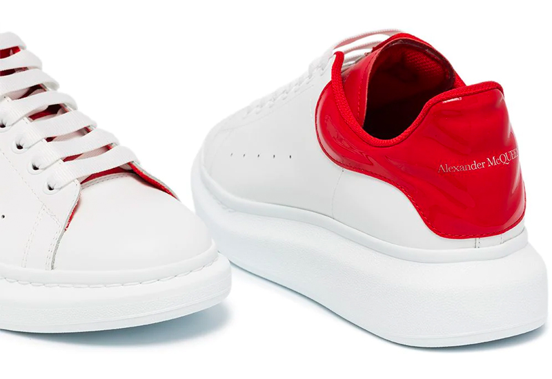 アレキサンダー・マックイーンの定番スニーカー。魅力と着こなしのコツ