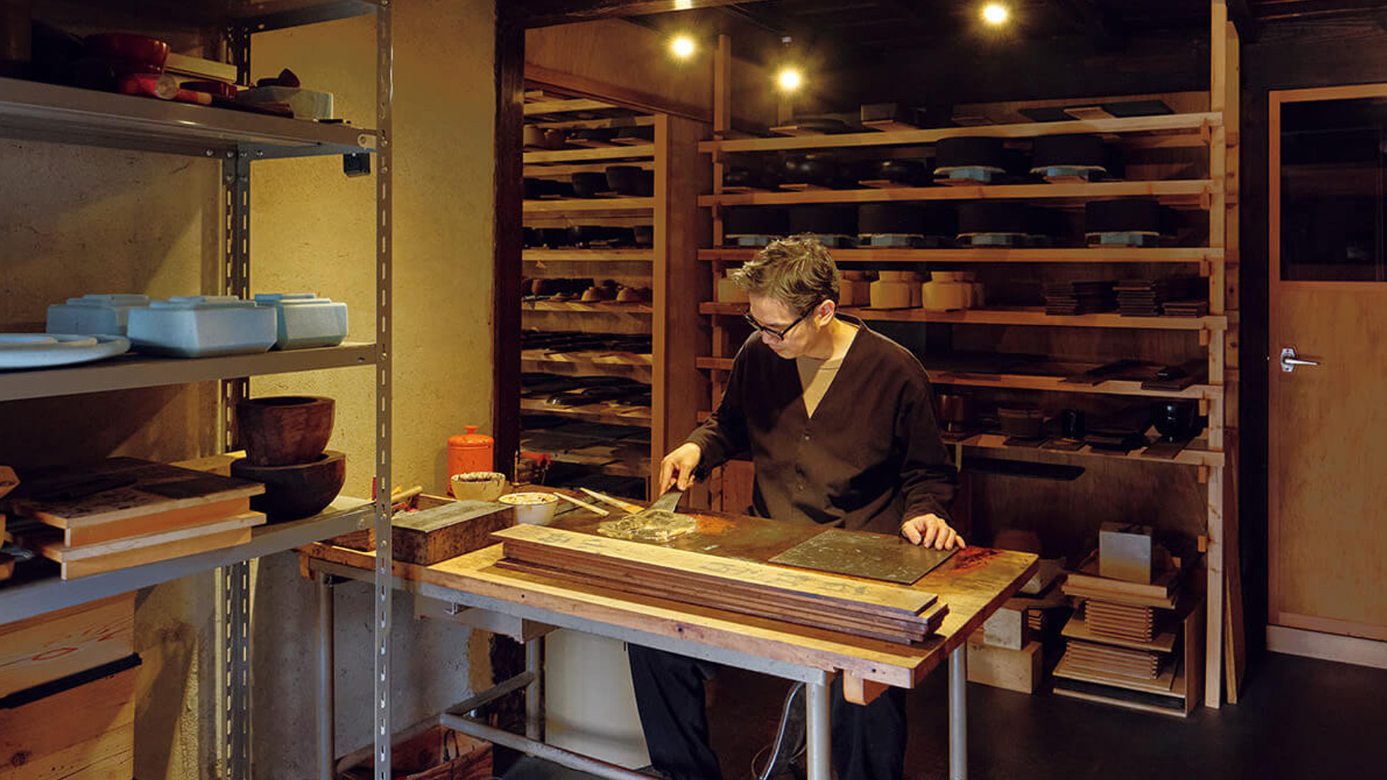 道具は体の一部、机は仕事の土台。工芸作家・杉田明彦の机