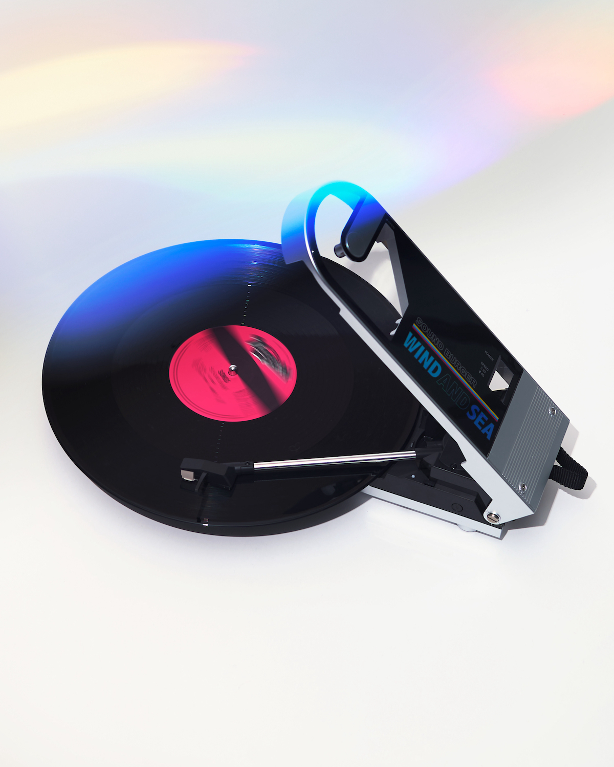 真夜中の黒から真夏の白へ。《サウンドバーガー》が新作のアパレル