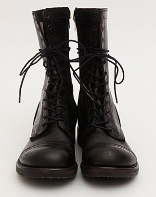 ミリタリーの逸品が生まれ変わった。「Sticks and Stones」のジャンプ