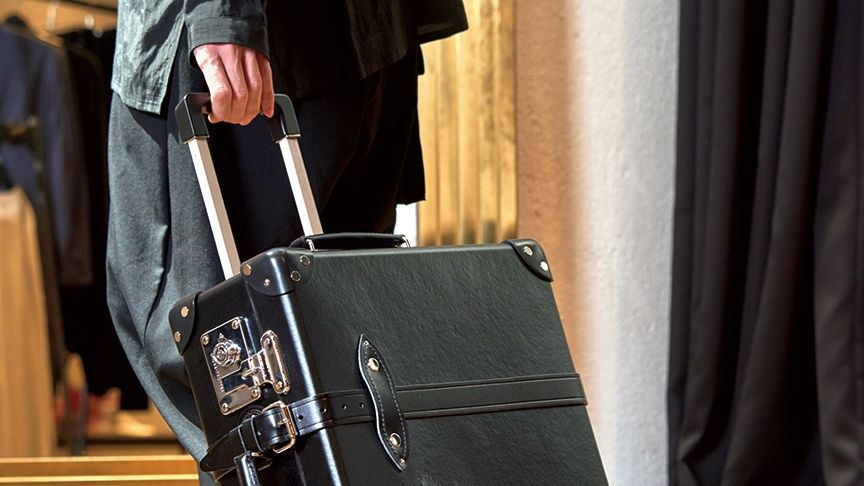 クールでシックなトロリー──グローブ・トロッターが ヨウジヤマモト